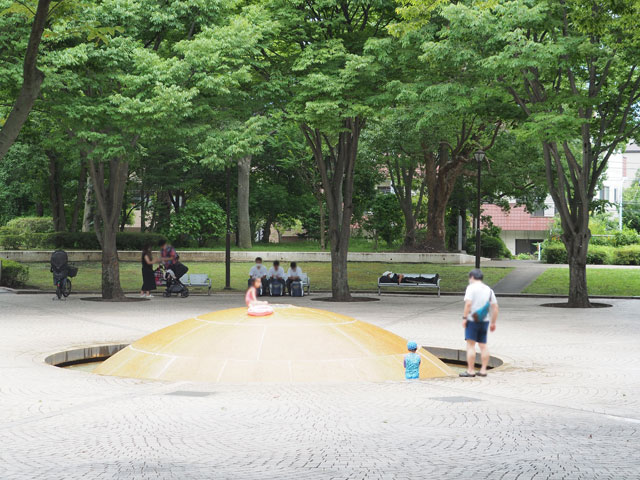 広場中央の「半球型の噴水」/総合レクリエーション公園(東京都/江戸川区)