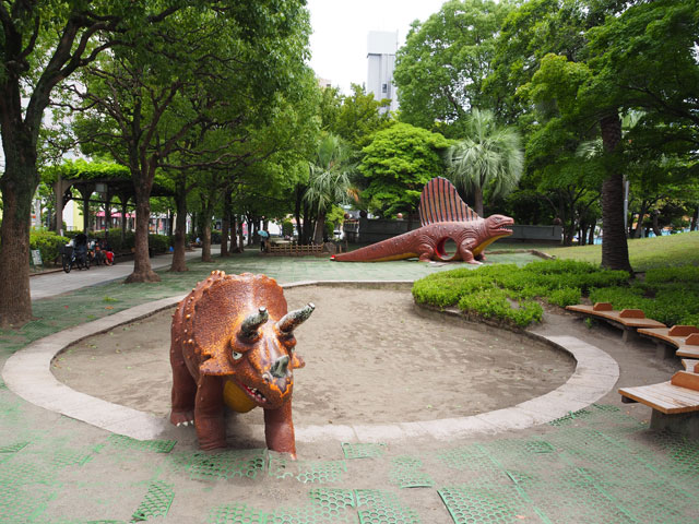 「虹の広場」への途中にある「子供の広場」/総合レクリエーション公園(東京都/江戸川区)