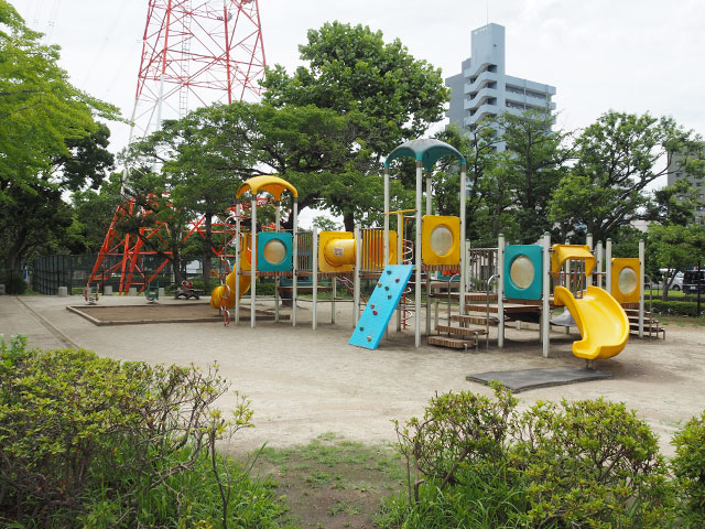 「ファミリースポーツ広場」の複合遊具/総合レクリエーション公園(東京都/江戸川区)
