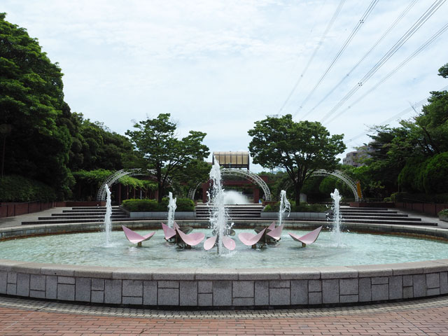 「フラワーガーデン」内の噴水/総合レクリエーション公園(東京都/江戸川区)