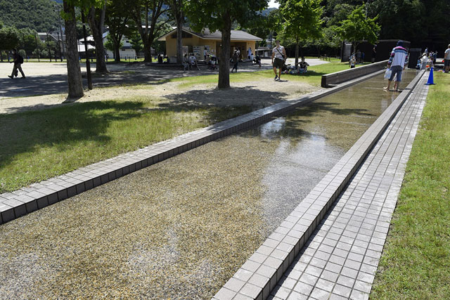 2つの池をつなぐ水路/宝が池公園(京都府/京都市)