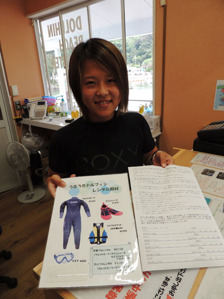 ドルフィンビーチの参加申込書を記入したりレンタル器材の説明がある/下田海中水族館(静岡県/下田市)