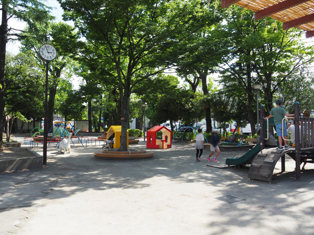 水遊び以外の遊具も揃っています/小松川境川親水公園(東京都/江戸川区)
