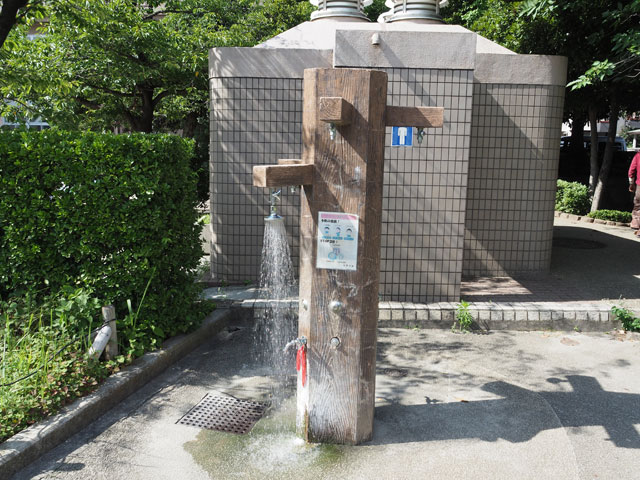 手前のシャワーに奥のトイレとママパパが助かる設備も完備/小松川境川親水公園(東京都/江戸川区)