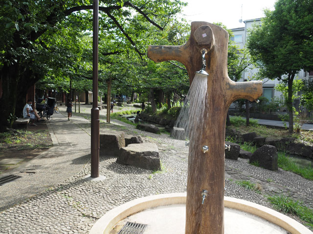 シャワーが備えられているので、水遊びのあとにそのまま洗い流せて便利/小松川境川親水公園(東京都/江戸川区)