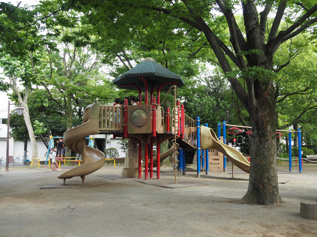 3つのすべり台を持つ大きめの複合遊具/小松川境川親水公園(東京都/江戸川区)