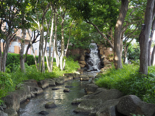 菅原橋交差点の起点で大杉浄水場から引かれたきれいな水が滝となって流れが始まります/小松川境川親水公園(東京都/江戸川区)