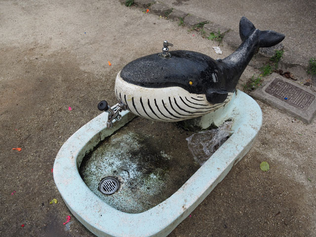 冒険船の近くにある、かわいいクジラの水飲み&手洗い場/小松川境川親水公園(東京都/江戸川区)