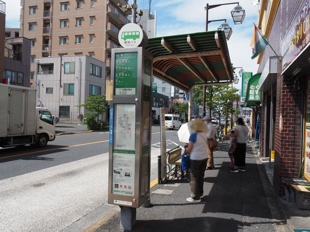 国道14号が分岐する東小松川交差点近くの「京葉交差点バス停」/小松川境川親水公園(東京都/江戸川区)