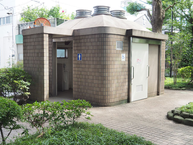トイレもかなりの頻度で設置されています/小松川境川親水公園(東京都/江戸川区)