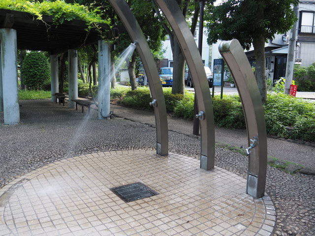 水遊びポイント付近を中心にたくさん設置されたシャワー/小松川境川親水公園(東京都/江戸川区)