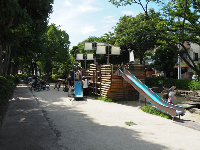 反対側から見ると、大小2つのすべり台も付いています/小松川境川親水公園(東京都/江戸川区)