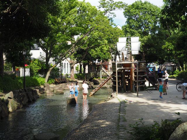 じゃぶじゃぶ池からもはしごが設置され、水陸両方で遊べる大きな海賊船が子どもたちに大人気/小松川境川親水公園(東京都/江戸川区)