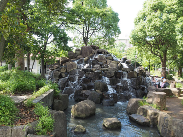 岩山から水が流れ落ちる大きな滝も/小松川境川親水公園(東京都/江戸川区)
