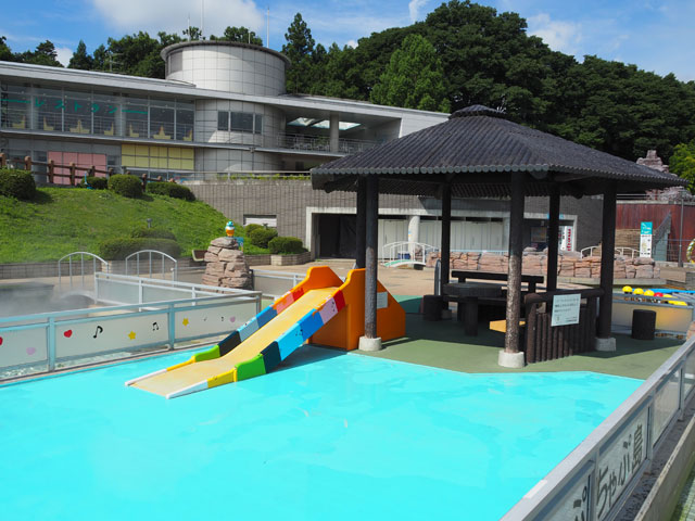 座って近くで遊んでいる様子を見ておける東屋も設置/埼玉県立川の博物館(埼玉県/寄居町)