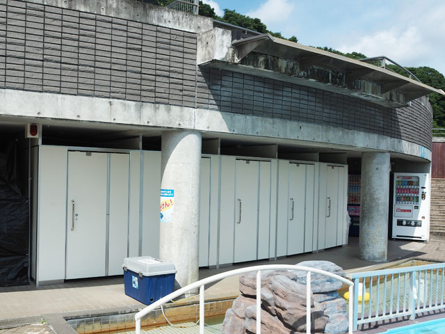 「たきたき島」の脇には、5室の更衣室も用意/埼玉県立川の博物館(埼玉県/寄居町)