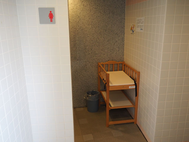 女性用トイレの入口には自由に使えるベビーベッドも/埼玉県立川の博物館(埼玉県/寄居町)