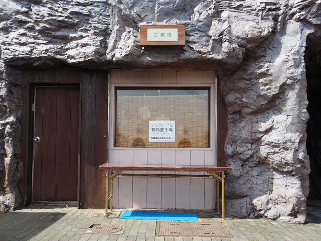 入場口からすぐのスタッフさんからすぐ見える場所に荷物置き場も用意されている/埼玉県立川の博物館(埼玉県/寄居町)