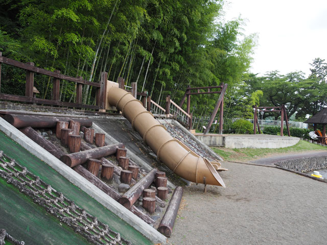 堤防の護岸を模した「ワイワイ堤防」/埼玉県立川の博物館(埼玉県/寄居町)