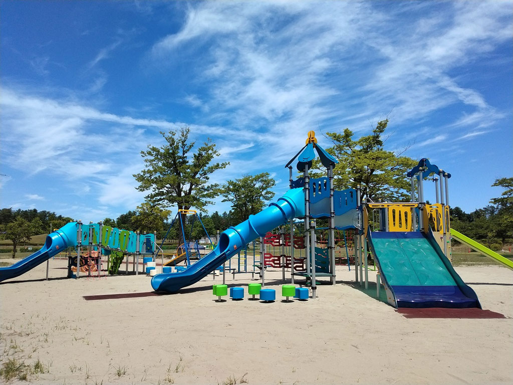 オーシャンブルーの大型アスレチック遊具/新潟県立紫雲寺記念公園(新潟県新発田市)