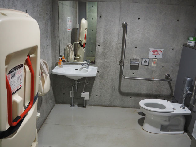 ベビーシートとしても使える多目的ユニバーサルシートも多くのトイレに設置/月夜野きのこ園ぐんま昆虫の森・新里(群馬県/桐生市)
