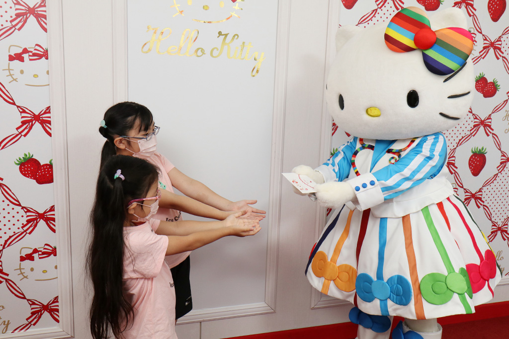キティちゃんからお返事とプレゼントを受け取る2人