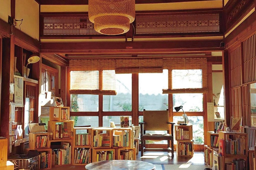 「佐賀・古湯温泉/ 泊まれる図書館「暁」」は、本好きの夢が叶う宿