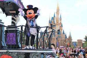 22 東京ディズニーリゾートのハロウィーン情報まとめ スプーキー Boo パレードやハロウィーン グリーティングは子どもも楽しめるプログラム るるぶkids
