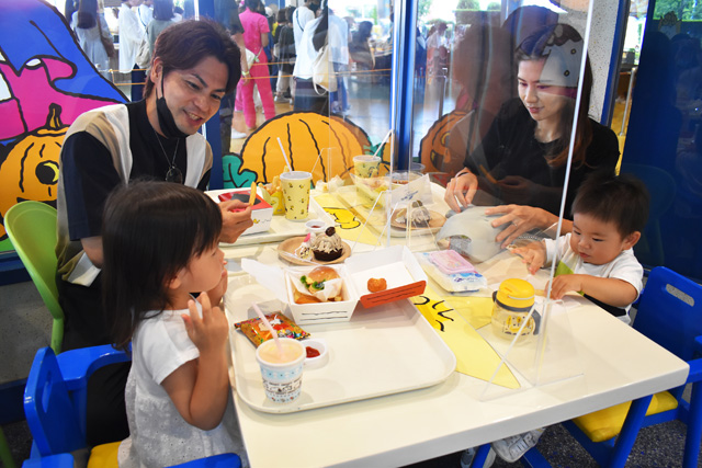 キッズが食べているのがスヌーピーキッズセットB/ユニバーサル・スタジオ・ジャパン(大阪市)