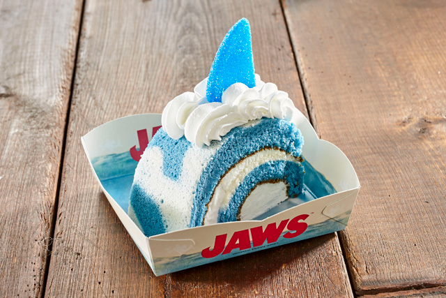 海の上にヒレだけ見えているジョーズをイメージしたロールケーキ/ユニバーサル・スタジオ・ジャパン(大阪市)