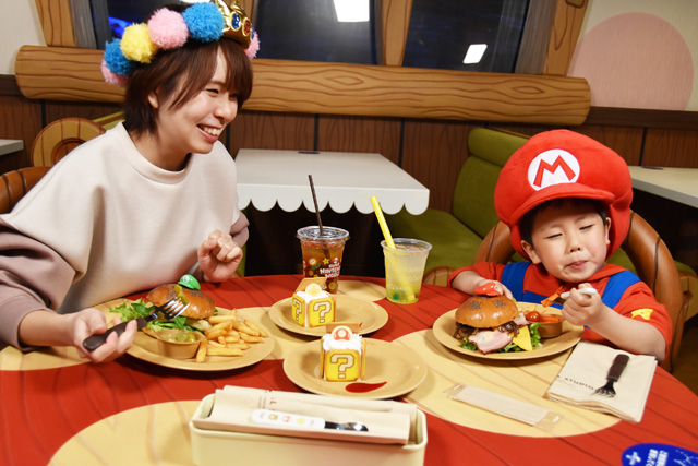 マリオのコスチュームで食事をするキッズ/ユニバーサル・スタジオ・ジャパン(大阪市)
