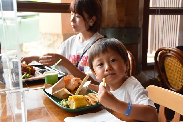 キッズが食べているのがロストワールド・キッズプレート/ユニバーサル・スタジオ・ジャパン(大阪市)