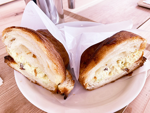 ZEBRA Coffee & Croissant稲城中央公園店の大ぶりクロワッサンパニーニ(東京都/稲城市)