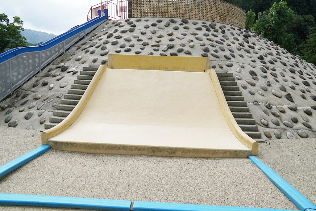 幼児向けの低い滑り台/宝が池公園 子どもの楽園(京都府/京都市)