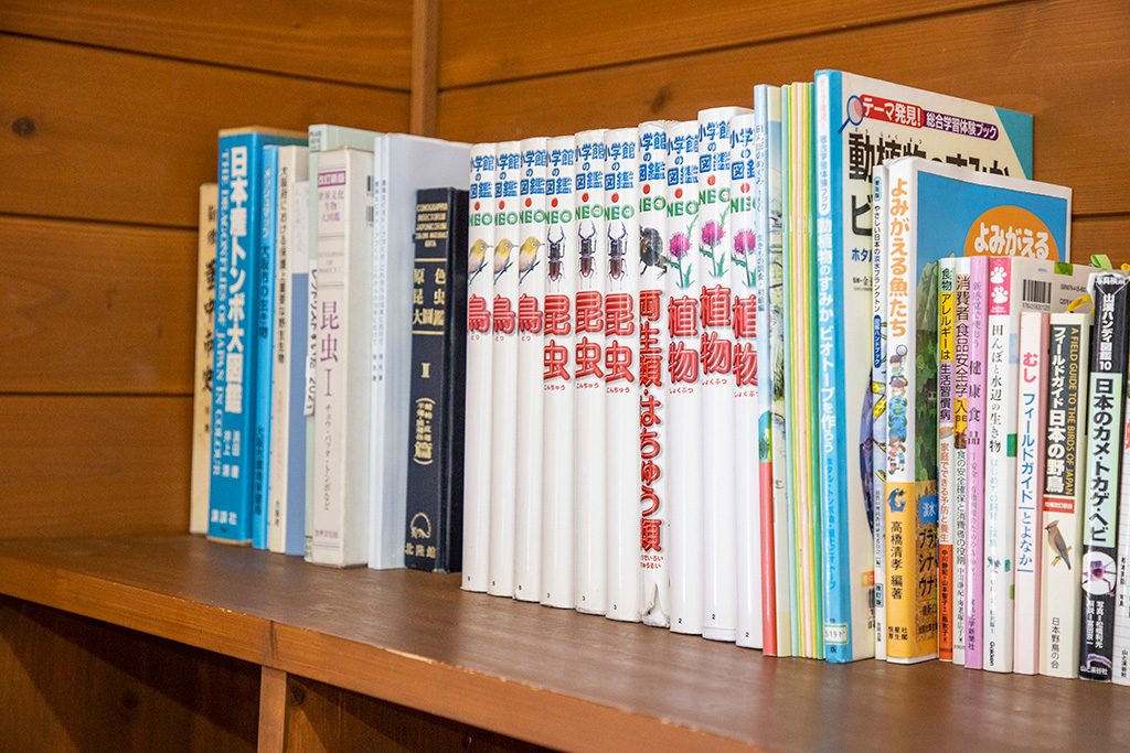 ビジターセンター内の図鑑コーナー/ふれあい緑地(大阪府/豊中市)