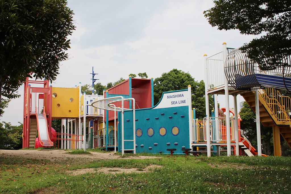 コンテナ船がモチーフの複合遊具/舞洲緑地(大阪市/此花区)