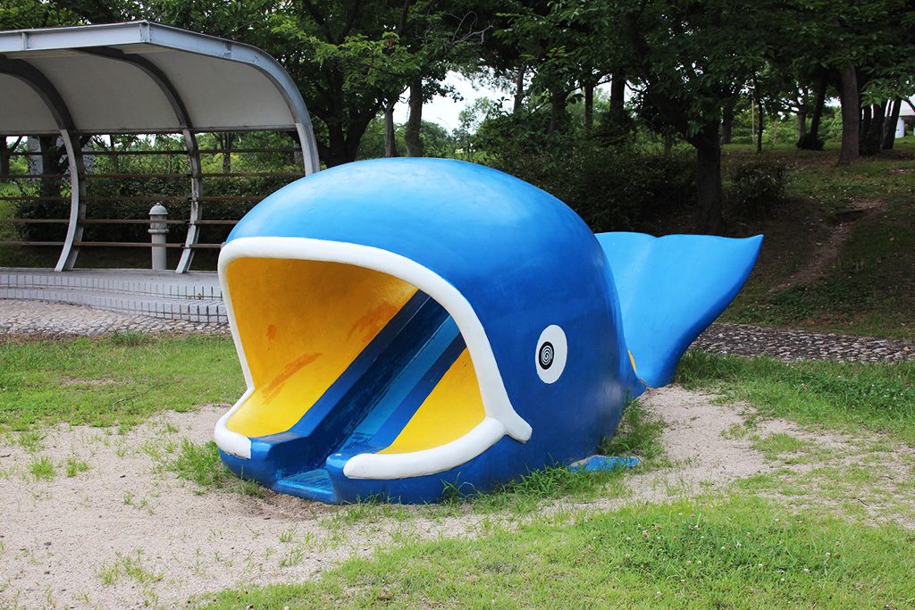 クジラモチーフの小さな滑り台/舞洲緑地(大阪市/此花区)