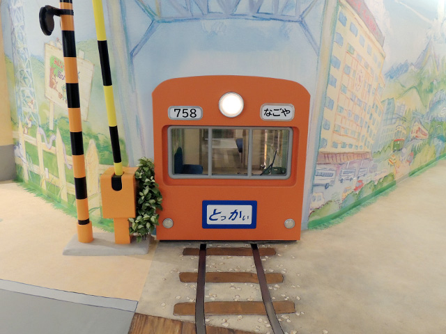 奥には名古屋にちなんだイラストや中央線特快の電車が/ジブリパーク(愛知県/長久手市)
