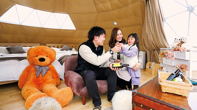 熊野山のテントにはクマの ぬいぐるみが置かれている/yamagata glam(山形県/村山市)