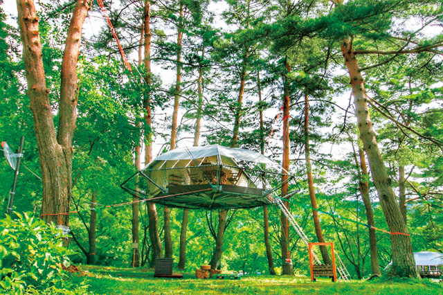 空中に浮かぶツリーハウスのようなテント/Dom’Up Camp Village 沼沢湖(福島県/大沼郡)