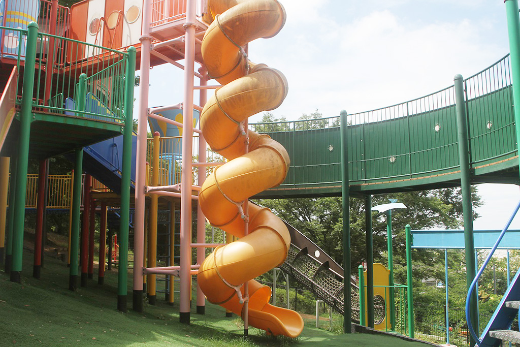 スパイラル状トンネル滑り台/石ケ谷公園(兵庫県/明石市)