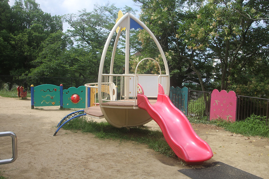 たまごのような形をした複合遊具/石ケ谷公園(兵庫県/明石市)