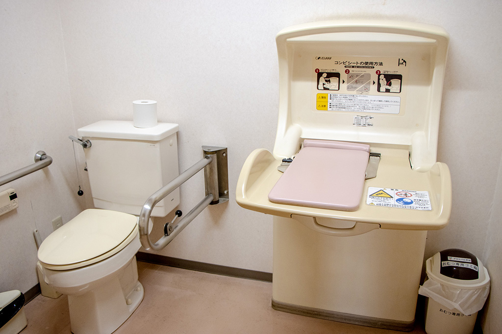 おむつ交換台も設置されたトイレ/アクトパル宇治(京都府/宇治市)