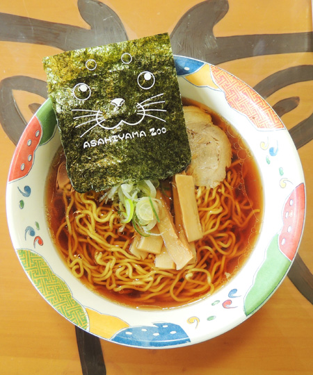 ゴマフアザラシの顔デザインの海苔付き、旭山醤油ラーメン800円/旭川市旭山動物園(北海道)