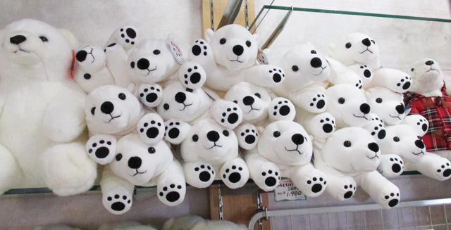 もっちもちぬいぐるみシロクマ 大1980円・小1380円/旭川市旭山動物園(北海道)