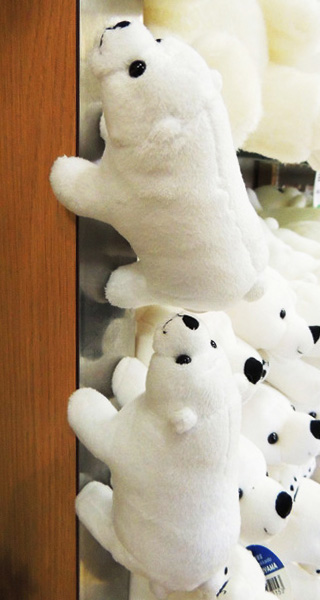 くっついているのがシロクママグネット 1790円/旭川市旭山動物園(北海道)