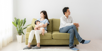 不倫した側でも親権を取れる？親権獲得のポイントや不利になる事情など