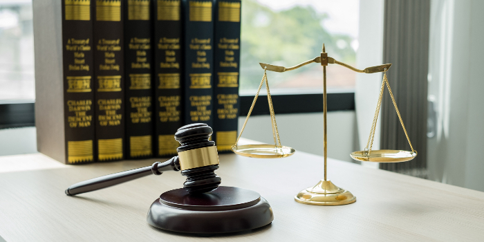 不倫は法律違反？不貞行為の定義とバレたときの法的リスクを解説
