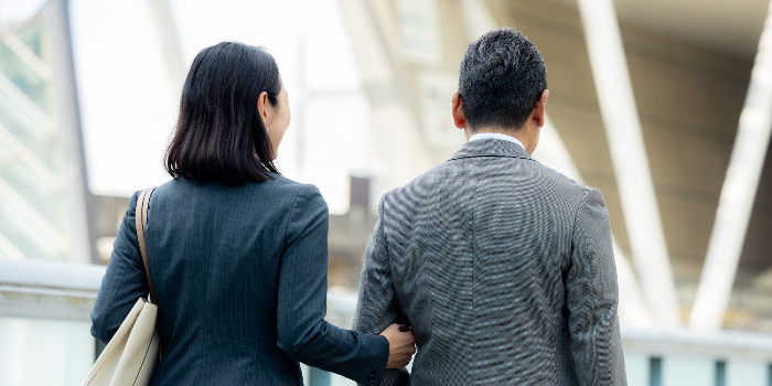 社内不倫はクビになる？懲戒処分・慰謝料相場とバレたときの対処法を解説