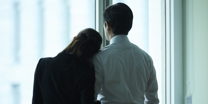 【弁護士監修】単身赴任中は不倫・浮気に要注意！男女の兆候・対応策を徹底解説